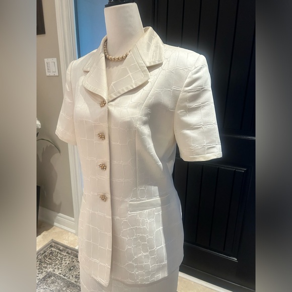 Elegant White 2-Piece Suit - Albert Nipon - Picture 5 of 8